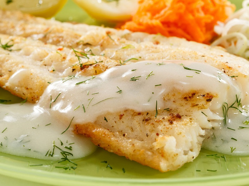 Риба хек зі сметаною та картоплею